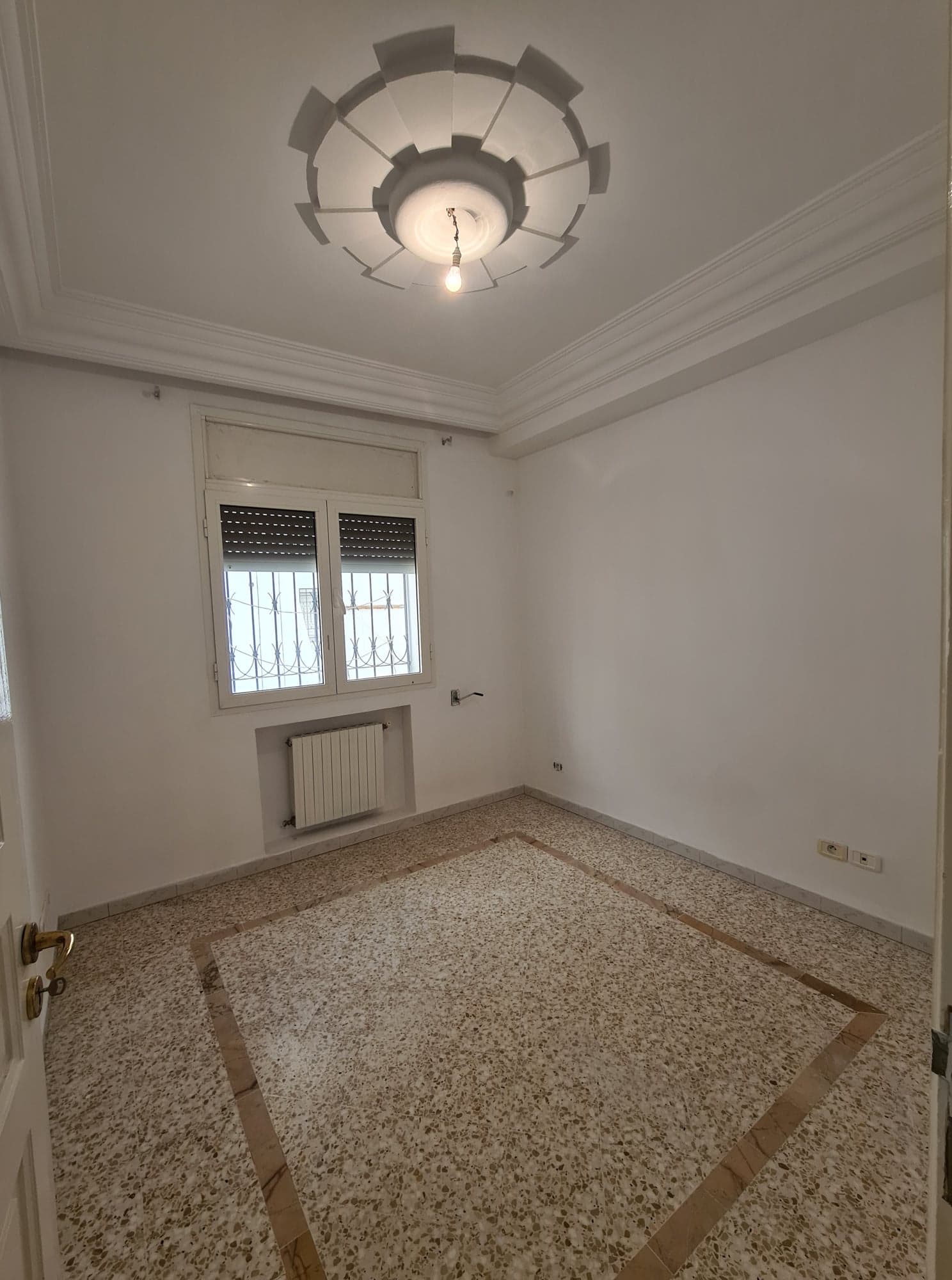 Ain Zaghouan Ain Zaghouan Location Appart. 4 pices App 1er etage s4  ain zaghouan nord