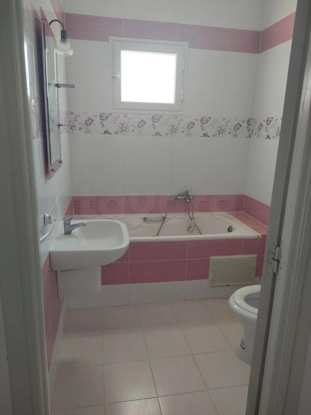 Raoued Cite El Ghazala 2 Location Maisons Etage de villa pour filles  enkhilet