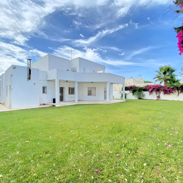 La Soukra Chotrana 2 Location Maisons Villa s4 avec spacieux jardin