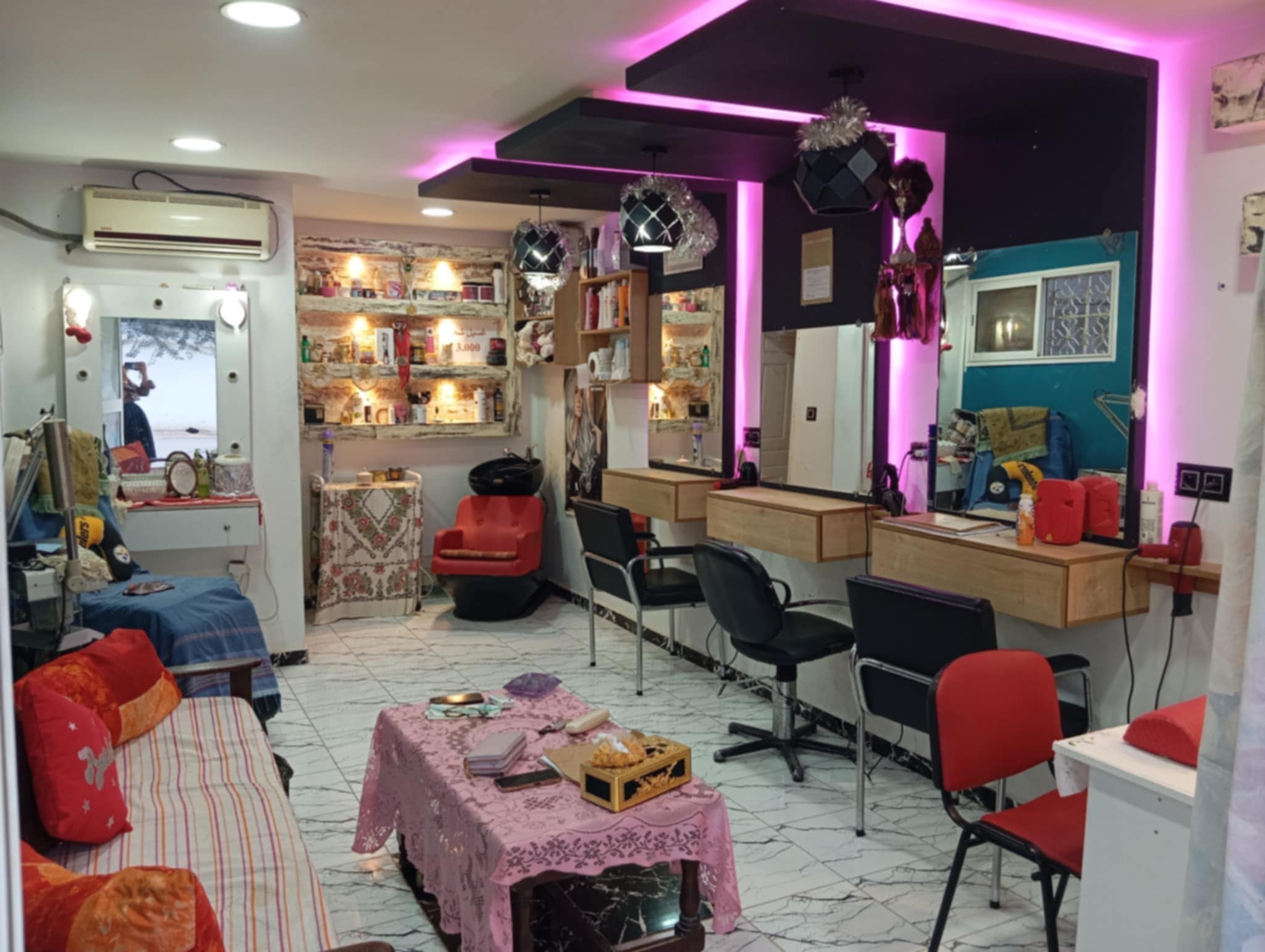 La Soukra Borj Louzir Location Autre Un salon de coiffure moderne tres bien  quip