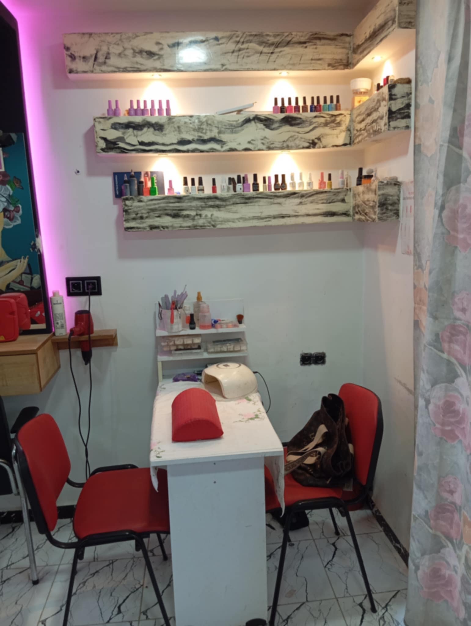 La Soukra Borj Louzir Location Autre Un salon de coiffure moderne tres bien  quip