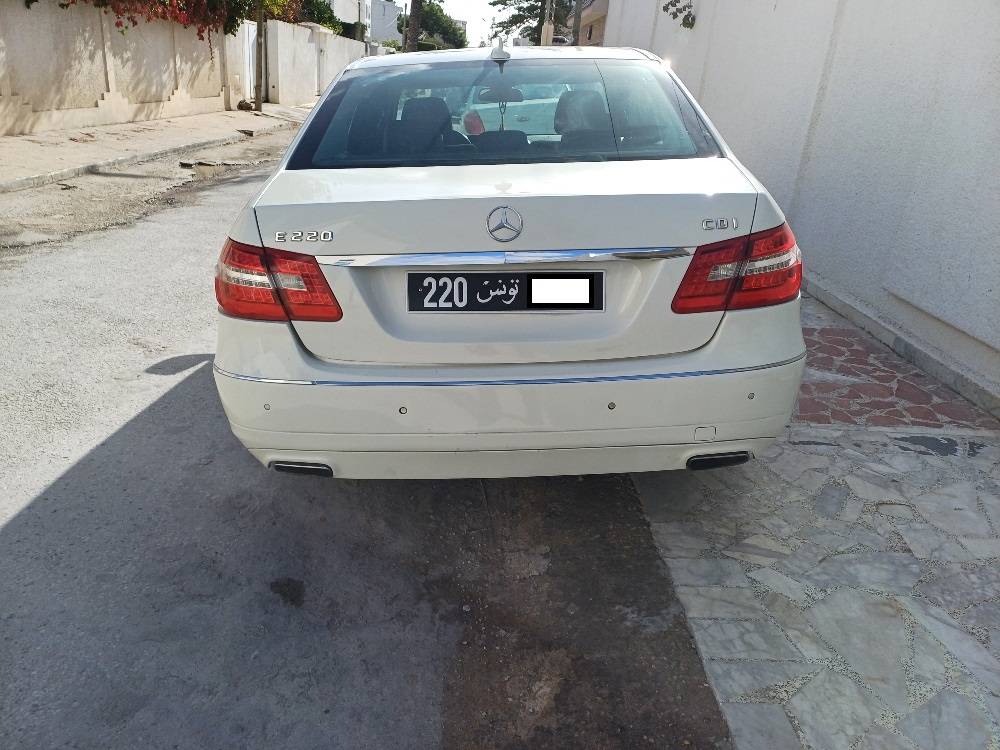 Cite El Khadra Cite Oplympique Mercedes E E220 cdi 1ere main