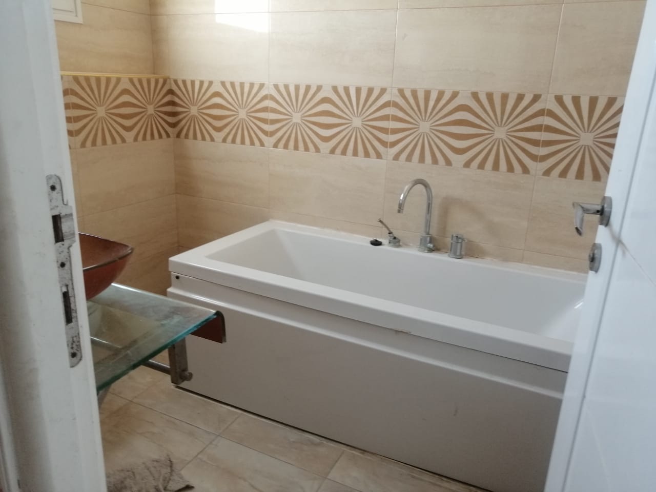 La Soukra Borj Louzir Location Appart. 4 pices Etage de villa salon trois chambres